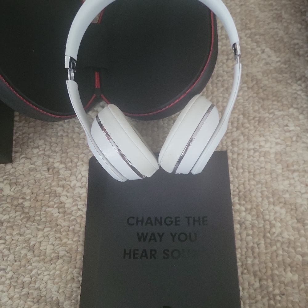 Beats solo 3..Satin silver color